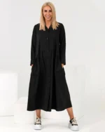 Juodos spalvos suknelė su iškirpte