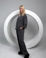 Grafito spalvos kilpinio trikotažo kostiumėlis (palaidinė ir kelnės) - Image 4