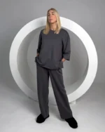 Grafito spalvos kilpinio trikotažo kostiumėlis (palaidinė ir kelnės)