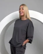 Grafito spalvos kilpinio trikotažo kostiumėlis (palaidinė ir kelnės) - Image 2