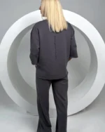 Grafito spalvos kilpinio trikotažo kostiumėlis (palaidinė ir kelnės) - Image 3